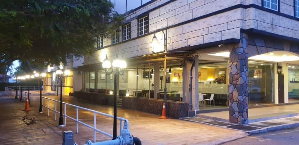 Lumut Suites Buitenkant foto